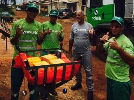 Com lixeira decorada, morador deixa de presente espumante e panetone para garis