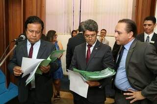 Deputados Amarildo Cruz, autor do projeto, ao lado de Rinaldo Modesto e Coronel David (Foto: Assessoria/ALMS)