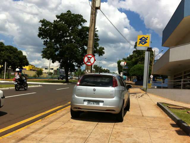  Leitor flagra carro de cliente de banco estacionado em local proibido