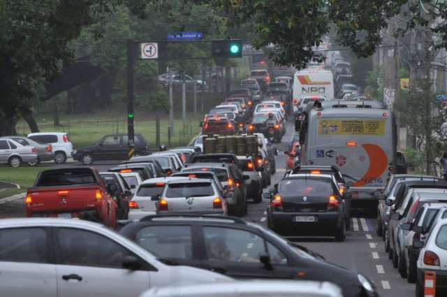 Motoristas ficam presos em congestionamento  na avenida  Afonso Pena 