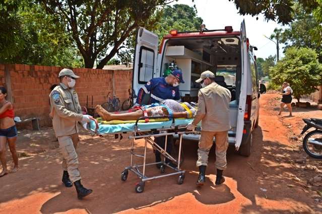 Embriagado, motociclista atropela gr&aacute;vida sobre cal&ccedil;ada e quase atinge crian&ccedil;a