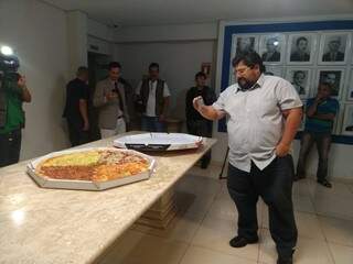 Autor de pedido de cassação, Racib tira foto da pizza que ele mesmo levou para a Câmara (Foto: Divulgação)