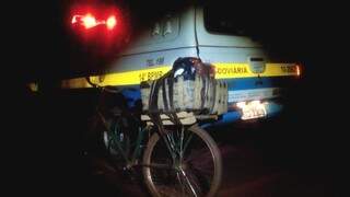 Droga estava em bicicleta abandonada na MS-379. (Foto: Divulgação/ Polícia Militar Rodoviária)