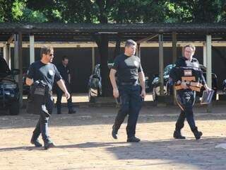 Policiais chegaram à sede da PF com material apreendido (Foto: Marina Pacheco)