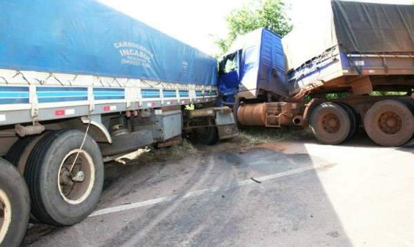  Acidente envolve quatro carretas e interdita BR-163