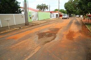 Material semelhante a areia foi aplicado em buracos da Rua Silveira Martins, porém já começou a sair devido a fluxo de veículos. (Foto:Fernando Antunes) 