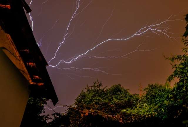 Frente fria com chuva at&iacute;pica aumenta casos de acidentes com raios