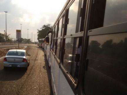 Funcion&aacute;rios da JBS param atividades e v&atilde;o em comboio para Assembleia