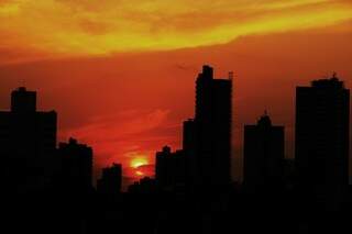 Em Campo Grande, o sol nascendo mostra que o dia vai ser bem quente e ensolarado.  (Foto Marcos Ermínio) 