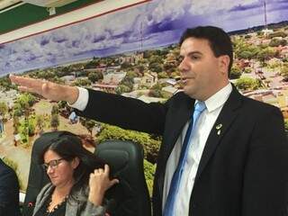 André Nezzi faz juramento ao assumir como prefeito interino de Caarapó (Foto: Divulgação)