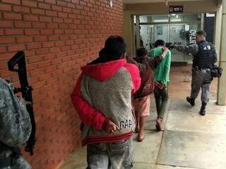 Os seis adolescentes detidos ontem foram levados nesta manhã para a Unei (Foto: Adilson Domingos)