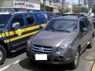 Veículo apreendido foi roubado em Goiás. Motorista apresentou documentos falsos. (Foto: Divulgação PRF)