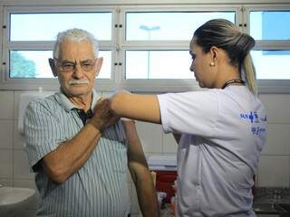 Consciente da importância da vacina, o aposentado José Espada, 74 anos, foi um dos primeiros a chegar na UBSF do bairro Ana Maria do Couto. (Foto: Marina Pacheco)