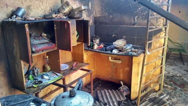 Em casa apertada, fam&iacute;lia dorme no ch&atilde;o enquanto beb&ecirc; se recupera na Santa Casa