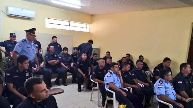 Chamados para reuni&atilde;o, 20 policiais s&atilde;o presos por proteger traficante