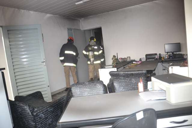 Inc&ecirc;ndio provoca preju&iacute;zos em empresa de distribui&ccedil;&atilde;o de a&ccedil;o na Capital