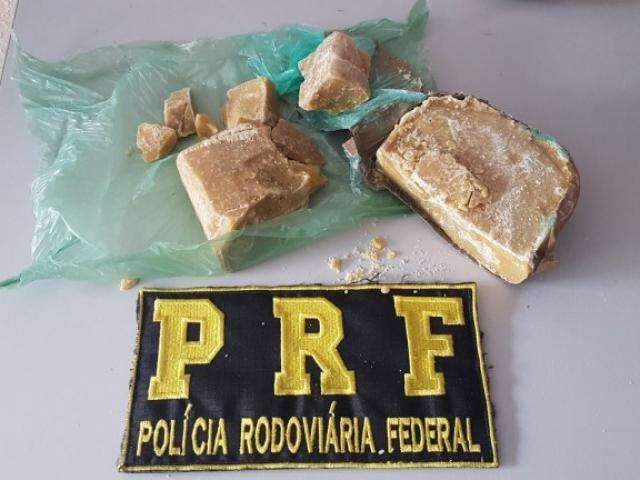 Crian&ccedil;a de 10 anos e adolescente de 16 s&atilde;o flagradas com pedras de crack