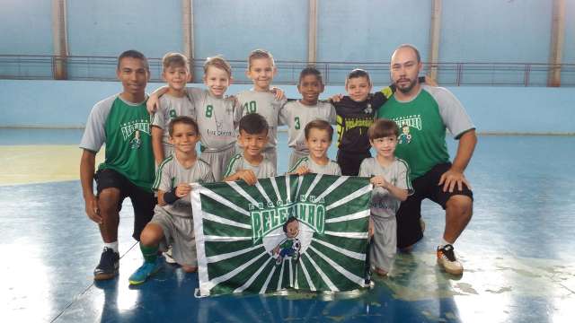 Escolinha Pelezinho comemora dois t&iacute;tulos no Estadual de futsal de base