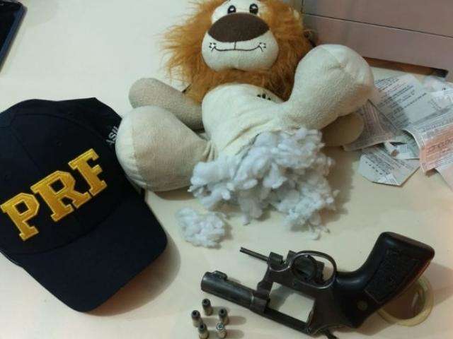 Flagrados em &ocirc;nibus, casal levava arma e droga em urso de pel&uacute;cia 