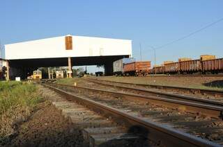 Vagões com aço são os únicos que mantém a ferrovia ativa em MS. (Foto: Alcides Neto)