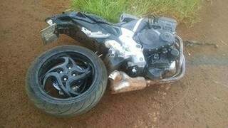 Motocicleta &eacute; partida ao meio ap&oacute;s colidir na traseira de ve&iacute;culo