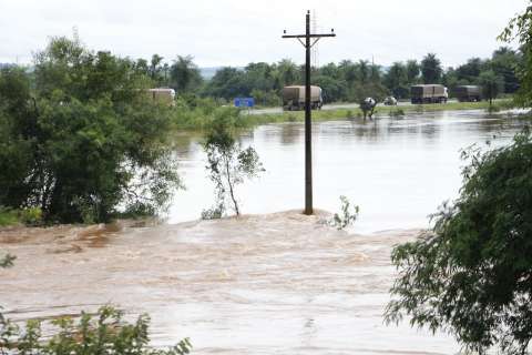Chuva forte alaga rodovia, transborda rio e suspende abastecimento de água