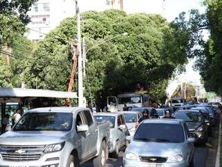 Trânsito lento no trecho da Avenida Afonso Pena com 13 de Maio. (Foto: Henrique Kawaminami)