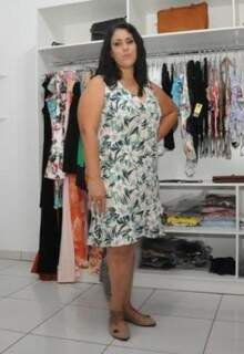 Loja também vende modelos plus size, como o vestido floral de R$ 71,00 durante a promoção.