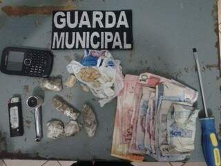 Ao todo foram encontrados 28,7 gramas de maconha, 26,8 gramas de cocaina e R$ 131,00 em dinheiro.(Foto:Divulgação Guarda)