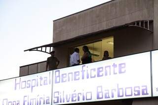 Polícia Federal está ouvindo as pessoas no hospital de Sidrolândia. (Foto: Cleber Gellio)