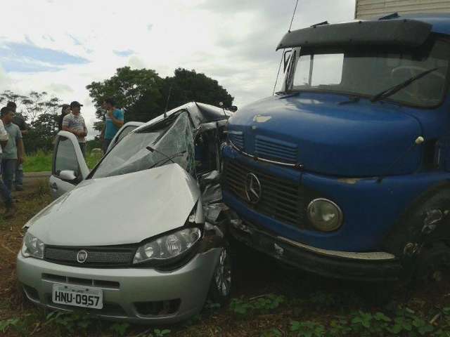 Acidente entre carro e caminh&atilde;o mata funcion&aacute;rio de prefeitura na MS-376