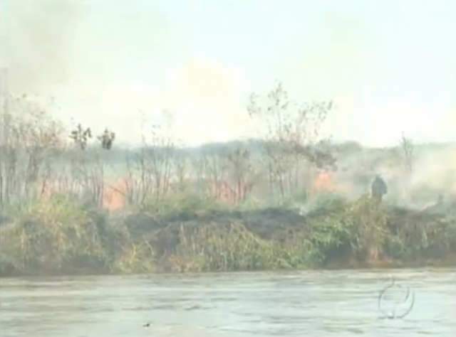  Inc&ecirc;ndio consome vegeta&ccedil;&atilde;o em parque na divisa do PR com MS