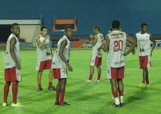 Equipe treinou na noite de ontem no estádio Douradão. (Foto: Gazeta MS)