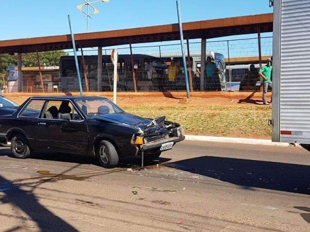 Acidente envolvendo 2 ve&iacute;culos tem  motorista com muleta e condutor embriagado