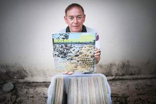 Plínio tem uma coleção de 400 discos de vinil de MS (Foto: Fernando Antunes)