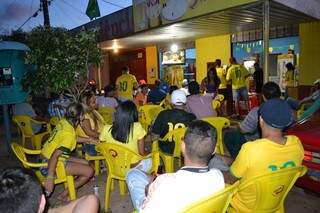 Outros moradores deixaram de fazer &quot;bagunça&quot; em casa e foram ver o jogo em bares do bairro. (Foto: Simão Nogueira)