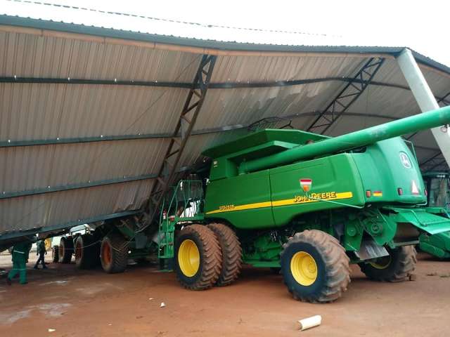 Vendaval destelha barrac&atilde;o e danifica m&aacute;quinas agr&iacute;colas em fazenda