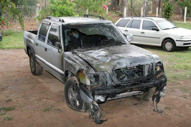  Carro pega fogo em Coxim e a suspeita &eacute; de inc&ecirc;ndio criminoso 