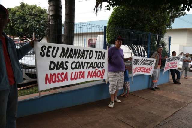 Ca&ccedil;ambeiros estacionam em frente &agrave; C&acirc;mara no 5&ordm; dia de protestos
