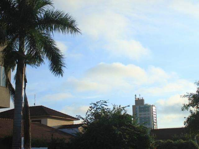 Previs&atilde;o &eacute; de temperaturas altas com pancadas de chuva e trovoadas