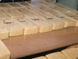 Droga estava dividida em 50 tabletes que estavam prontos para serem trazidos para o Brasil. (Foto: AmambayAhora) 