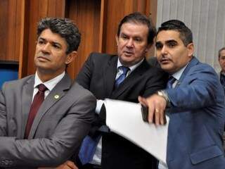 Deputados Rinaldo Modesto (PSDB), Eduardo Rocha (MDB) e Herculano Borges (SD), durante a sessão (Foto: Victor Chileno/ALMS)