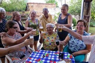Festa de aniversário comemorou os 93 anos de Eliete e foi regada à cerveja e churrasco. (Foto: Kísie Ainõa)