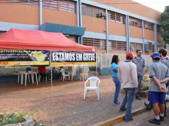 Em ades&atilde;o &agrave; greve nacional, grupo amanhece &ldquo;acampado&rdquo; nos Correios 