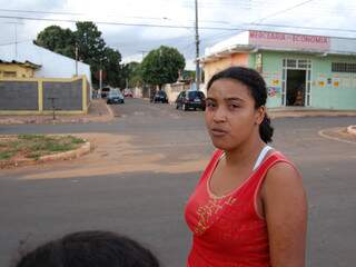 Daiana Ferreira da Silva era vizinha de Thiago e ficou revoltada com a morte do jovem. 9foto: Simão Nogueira)