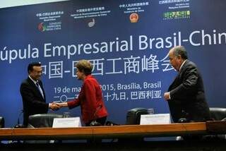 O primeiro-ministro da China, Li Keqiang, a presidenta Dilma Rousseff, participam do encerramento da Cúpula Empresarial Brasil-China, no Palácio do Itamaraty ( Foto:José Cruz/Agência Brasil)