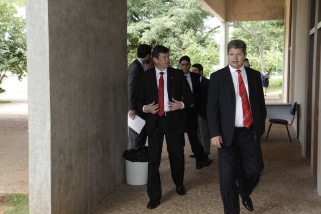 Para for&ccedil;ar sa&iacute;da de J&uacute;lio Cesar, diretoria da OAB decide renunciar