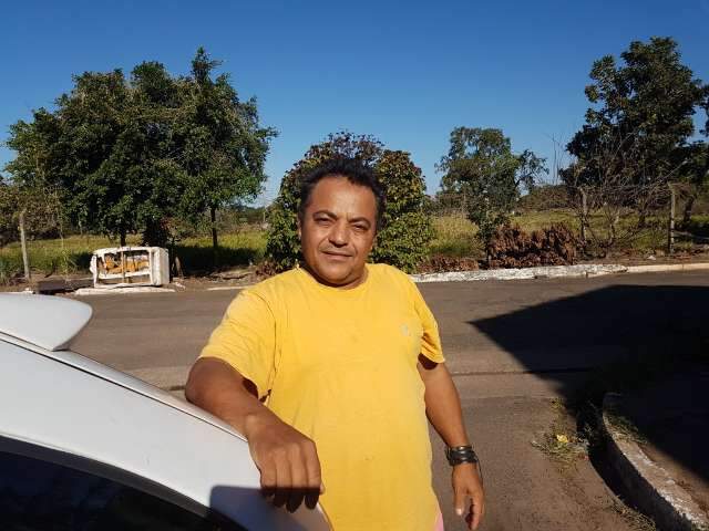 Buracos no asfalto s&oacute; aumentam e desafiam motoristas no Arnaldo Estev&atilde;o