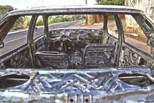 Vizinhos acordam com fuma&ccedil;a e encontram ve&iacute;culo em chamas