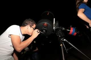Os telescópios são disponibilizados pelo projeto de extensão da UFMS do Clube de Astronomia Carl Sagan. (Foto: Alan Nantes) 
